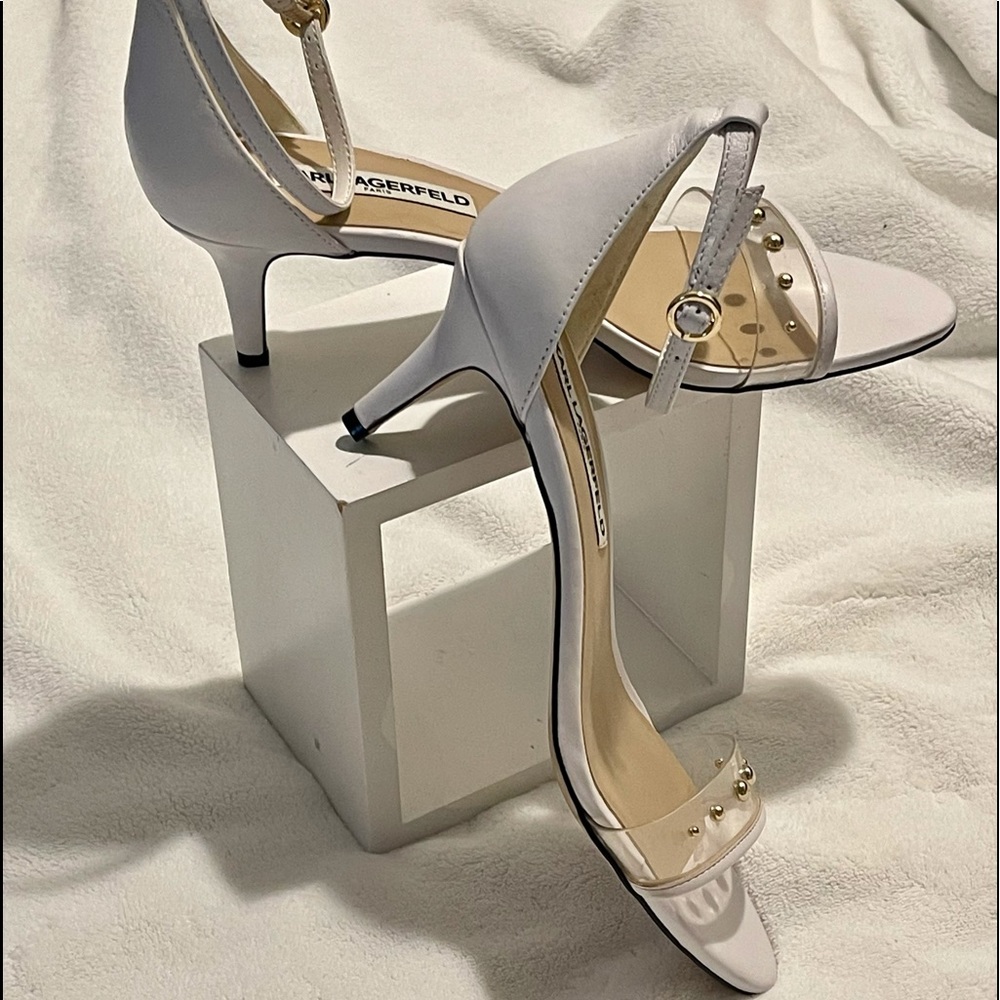 Karl Lagerfeld Paris
New  .
Adjustable ankle strap
Leather and gold. Size 8.5